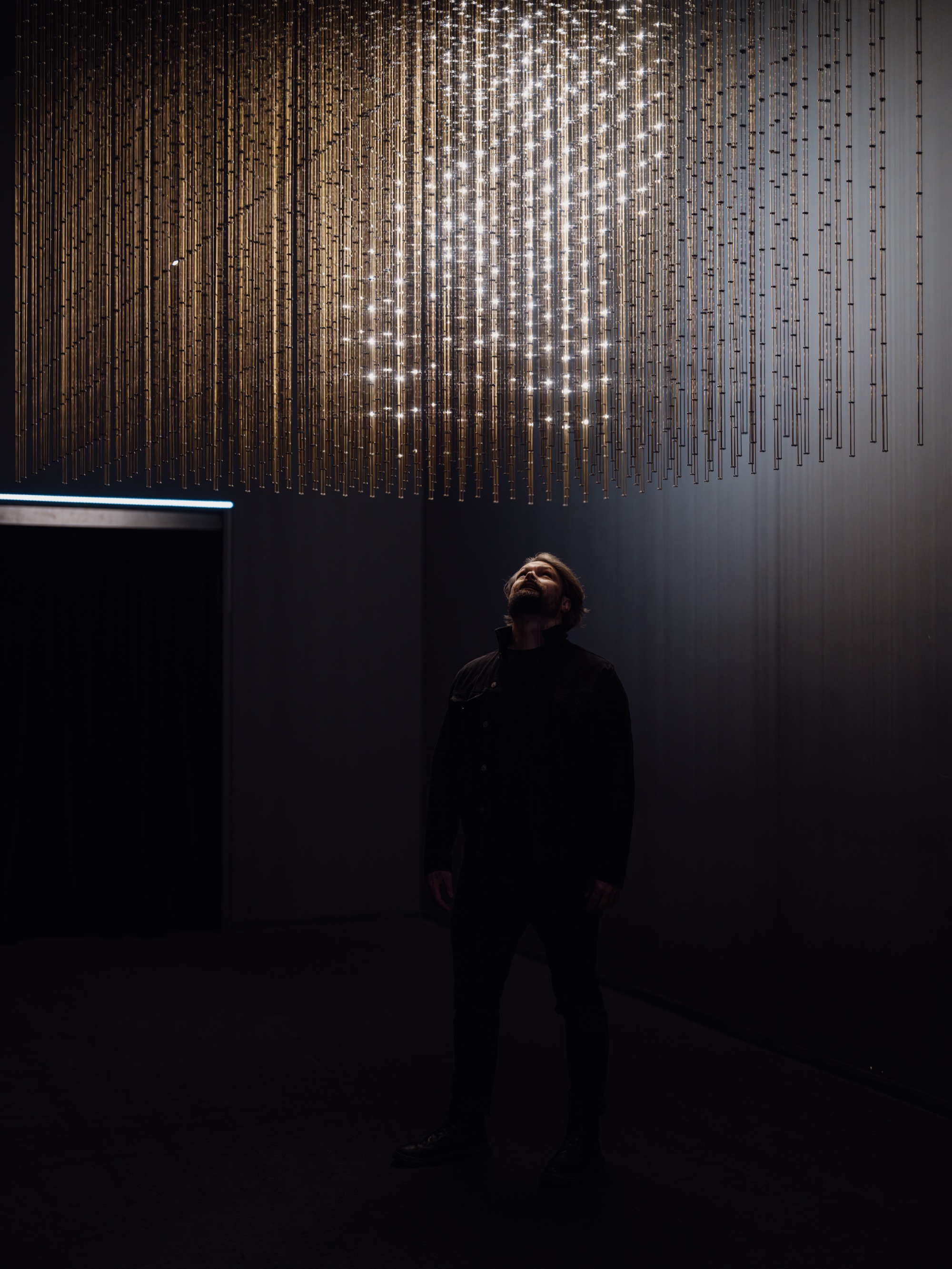 Aragorn Meulendijks delivering a keynote on stage